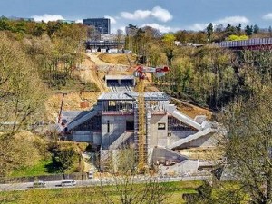 Layher-Traggerüst unterstützt Treppenbau an luxemburgischem Bahnhof