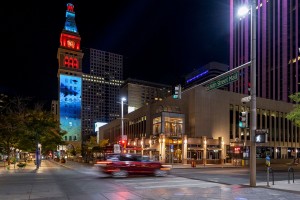 Digital Projection und Display Devices liefern gemeinsame Projektionslösung für Uhrturm in Denver