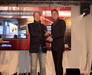 OLED-Großbildwand von Mitsubishi Electric wird zum "Most Innovative Commercial Display" gewählt. 