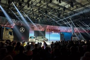 RGB leuchtet Daimler-Messestand mit GLP-Produkten aus