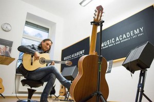 MA Music Academy-Filialen mit Gravity-Stativen ausgestattet