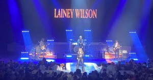 Keith Hoagland sets stage for Lainey Wilson with Chauvet