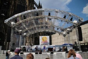 L&S bietet ArcoStage-Bühnen in transparenter Ausführung an