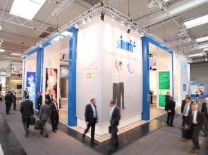 B & B Eventtechnik setzt Messestand von Simrit in Szene                                