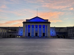 Corona: Anolis-lit landmarks turn blue around UK to support NHS and essential workers