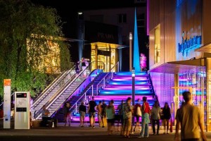 Gemco errichtet DJ-Tower für Late-Night-Shopping in Metzingen