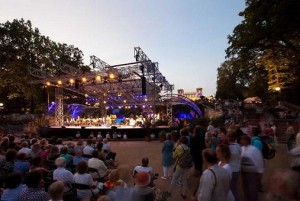 Stageco baut Orchesterbühne für Potsdamer Schlössernacht