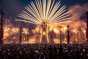 Showgear-Discokugel ziert Red Stage bei Defqon.1