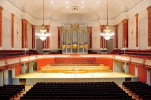 Meyer Sound-Tonanlage im Musiksaal des Stadt-Casinos Basel