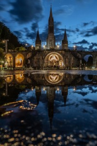 Anolis beleuchtet Fassade der Rosenkranz-Basilika in Lourdes