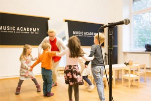 MA Music Academy-Filialen mit Gravity-Stativen ausgestattet