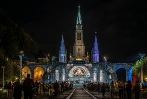 Anolis beleuchtet Fassade der Rosenkranz-Basilika in Lourdes