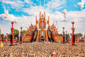 Showgear-Discokugel ziert Red Stage bei Defqon.1