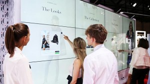 Hilfiger-Messestand mit Multi-Touch-Videowand von MMT und Eyevis-Steglos-Displays