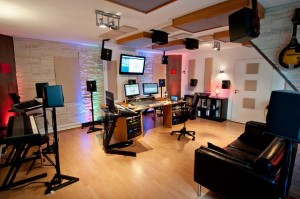 Zaraproduction-Studio mit SpatialSound Wave und Neumann-Monitoren ausgestattet