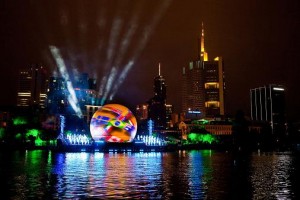 Megaforce installiert Schwimmbühne für Multimedia-Show  