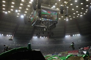 Innlights installiert Video-Würfel für ADAC Supercross