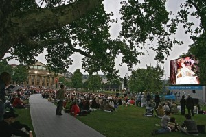 Screen Visions: Live-Übertragung von "Ballett im Park" auf Videowand im Stuttgarter Schlossgarten 