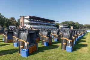 Gentleman mit Sennheiser-Drahtlossystemen im Hoppegarten Berlin