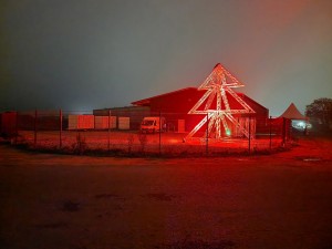 SR Showtechnik baut Weihnachtsbaum aus Litecraft-Truss