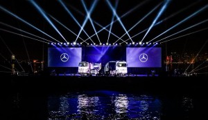 Tarm Showlaser und Leithaus Filmproduktion inszenieren LKW-Präsentation für Mercedes-Benz