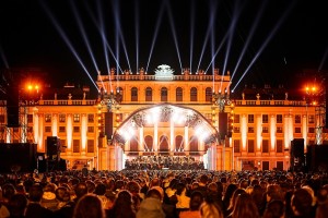 Jerry Appelt entscheidet sich für Elation und GLP beim Sommernachtskonzert der Wiener Philharmoniker